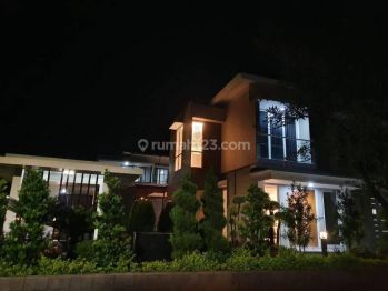 Rumah 3 lantai Mewah di Cluster Victoria Valley