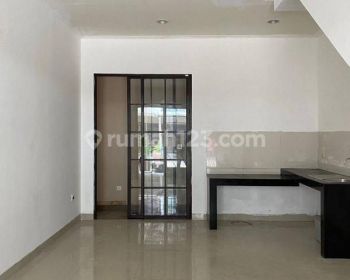 Rumah di sewa 2 lantai fasilitas nyaman dan bersih
