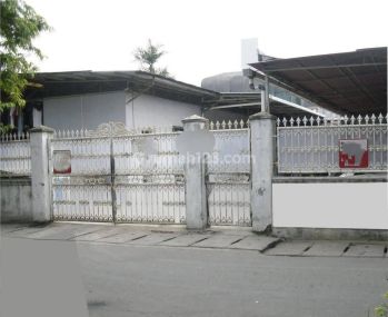 Di  Rumah Besar Luas Pinggir Jalan Dirawaselatan Jakarta Pusa