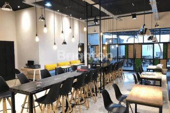 KAPUAS, EX KANTOR PUSAT KOTA SURABAYA. LAHAN PARKIR 10-12 MOBIL.