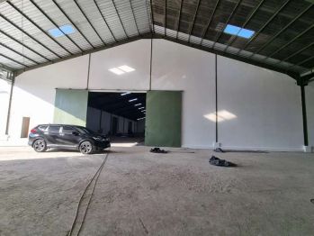 Gudang luas bebas banjir di jalan Raya Bypass