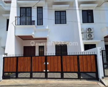 Rumah Baru Mewah Strategis Pinggir Jalan di Jatimakmur Pondok Gede