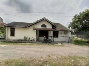 Kontrakan 3 kamar dekat jl Gito Gati halaman luas