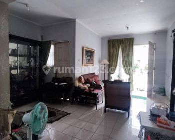 Dijual Cepat Rumah 2 lantai dekat Taman di Kota Wisata