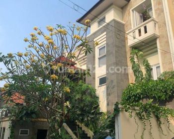 Rumah Di Jagakarsa Ada Swimming pool dalam Cluster 24hr Security