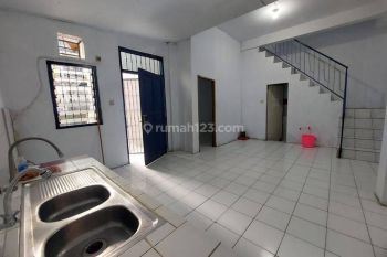 Dijual rumah bentuk ruko hook muara karang