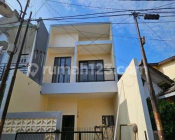 Dijual Rumah Baru Ada Balkon Lantai Granit di Taman Cibaduyut indah, Cibaduyut