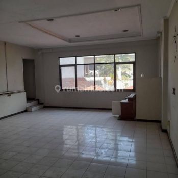 Di Sewakan Ruko Tiga Lantai Di Batununggal