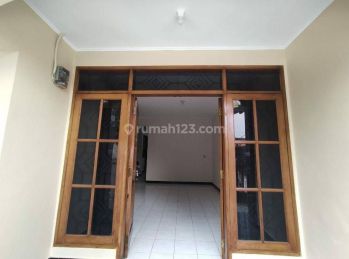 Disewa Rumah 2 Lantai Taman Kopo Indah 1