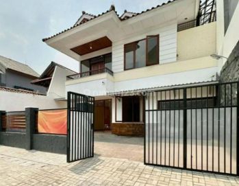 Rumah 2 lantai di Jalan hang lekir sudah renovasi jalan depan lebar