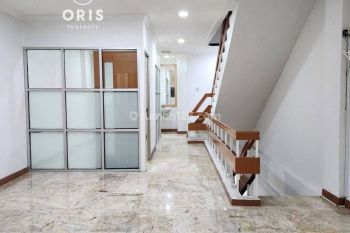 DISEWA RUKO GRAND WIJAYA CENTER ~ HADAP JALAN RAYA ~ 4 LT ~ SIAP PAKAI