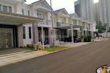 Rumah dekat dengan jalan raya. di Ayodya alam sutera