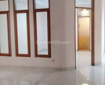 Rumah di Singgasana Disewakan