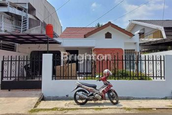 RUMAH TAMAN KEDOYA BARU KEDOYA JAKARTA BARAT - 1 1/2 LANTAI & BARU RENOV