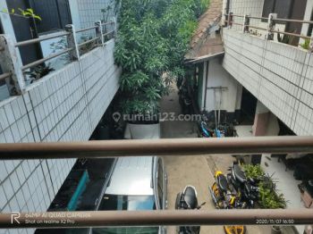 Rumah 3 lantai di mainroad Gatot Subroto