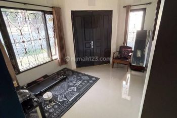 Rumah Strategis Semi Furnished di Ciwaruga Bandung