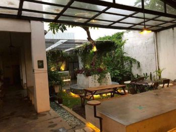 Bangunan Gedung Ex Cafe + Resto Rungkut Row 5 Mobil, Semi Furnish