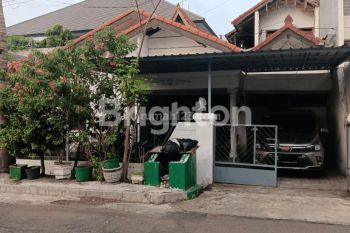 CEPAT RUMAH BARUK LOKASI STRATEGIS SELANGKAH DARI MERR