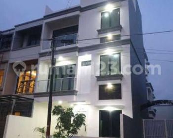 Rumah modern 3 Lantai di Jl.cempaka putih tengah belakang KFC taman solo jakarta