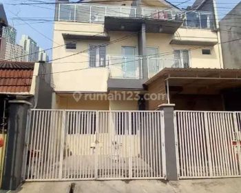 Rumah Lokasi Strategis bebas banjir di Tanjung Duren(TD241)