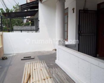 Rumah 3 kamar satu lantai di Taman kopo indah 2
