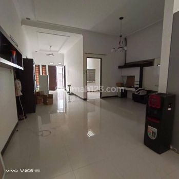 Rumah Luas Semi Furnished Siap Pakai Bagus di Taman Holis Indah