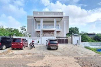 Rumah Mewah 2,5 Lantai Ber lift di Palm Spring Batam Dijual
