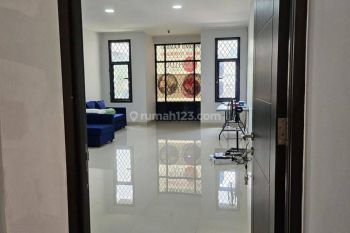 Strategis sewa lantai 2 ruko sektor 1E