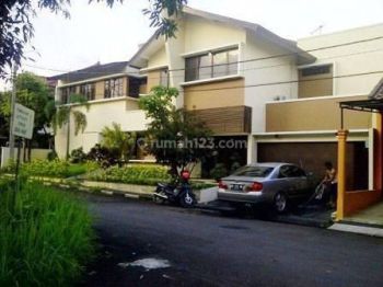 Disewakan Rumah di Arcamanik 2 Lantai SHM Bagus Ada kolam Renang