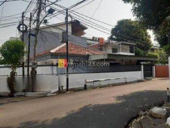 RUMAH siap huni Cocok untuk kantor di Jatipulo Jakarta Barat