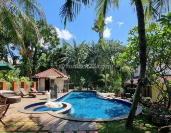 Rumah Mewah, dengan Pool dan halaman Luas, lokasi dalam cluster Puri Bintaro