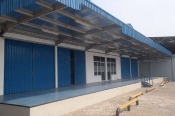 Gudang rapi siap pakai, lantai epoxy