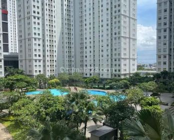 Apartemen Bagus full Furnished lantai rendah view kolam renang di Green Bay