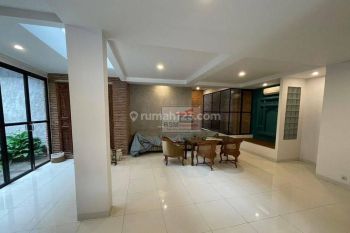 Rumah Modern Dalam Komplek di Lebak Bulus, Lokasi Strategis