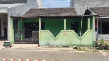Jual Cepat BU Rumah Tinggal Depan Lapangan