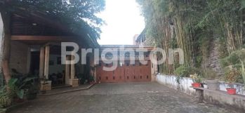 RUMAH DENGAN HALAMAN LUAS DI BUKIT PAKAR TIMUR