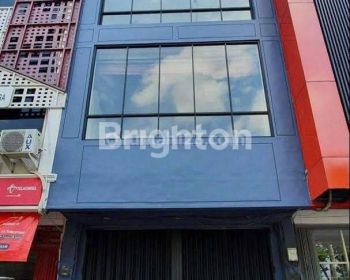 RUKO SATELIT TOWN SQUARE 3 LANTAI, SIAP HUNI, MENGHADAP JALAN RAYA SUKOMANUNGGAL