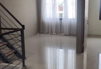 Rumah baru di komplek Sunter, jalan lebar bebas banjir