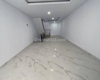 Chandra Rumah Baru Uk 4.2x17m Jalan 3 Mobil di Jelambar