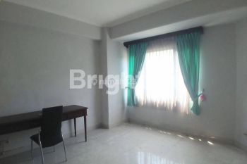 Apartemen 3 BR luas semi furnished harga spesial