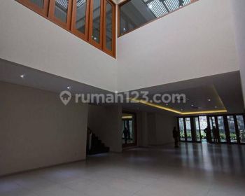 For Rent! Rumah Menteng 2 Lantai Lengkap Kolam Renang Dan Taman