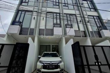 Non.590 Rumah 3 Lantai, Jln 1 Mobil duri Kepa Jakarta Barat