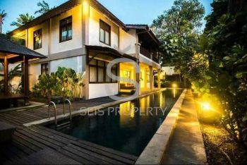 VILLA DI JALAN RAYA SEMINYAK BALI