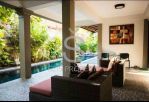 thumbnail-villa-di-jalan-raya-seminyak-bali-2