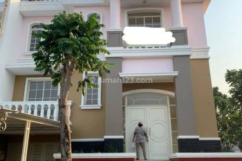 Disewakan rumah 3 Lantai Bagus banget harga bisa nego!!