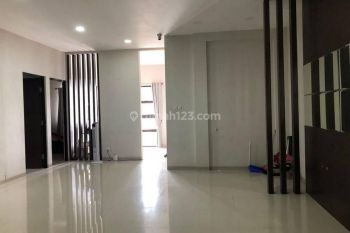 Buyer Only, Babatan Pantai Minimalis Semi Furnish Row Jalan 3 Mobil