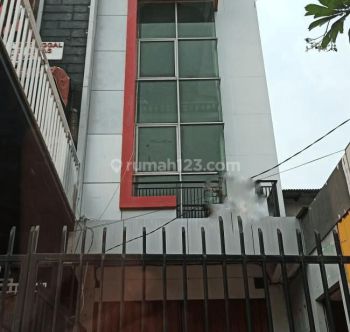 Ruang Usaha 4.5 Lantai di daerah Menteng Jakarta Pusat lokasi sudah ramai dan
