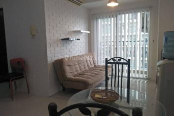 Disewakan Apartemen Cosmo Residence 2 Bedroom Lantai Tengah Furnished