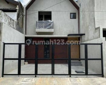 Jual Rumah Scandinavian 2 Lantai di Kutisari indah