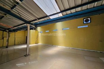 Gudang Luas 400m2 Lokasi Strategis Samping Jalan Raya